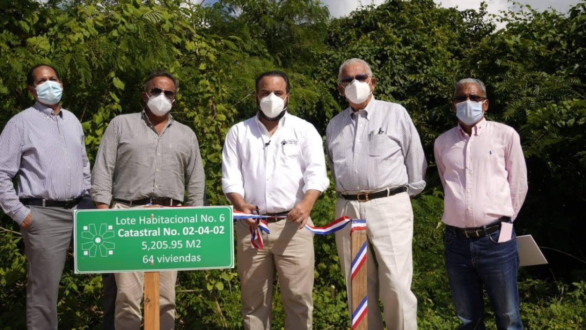 (De izquierda a derecha) José Juan García Chaljub, Coordinador Operativo de la Unidad de Gerencia del Fideicomiso; Máximo Bisonó, segundo vicepresidente de Constructora Bisonó; Julio Peña Guzmán, director ejecutivo de la Comisión Presidencial de Fideicomiso y Desarrollo Inmobiliario; Rafael – Tato – Bisonó, presidente fundador de Constructora Bisonó; y Juan NG, Administrador del Parque de Ventas de Ciudad Juan Bosch.
