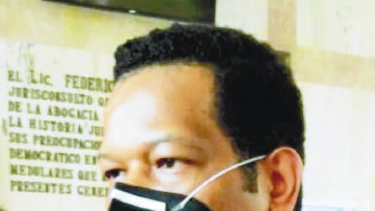 SANTIAGO. - Un grupo de abogados integrantes del Instituto Nacional de Litigación de Santiago defendió el accionar del procurador fiscal de este distrito judicial, José Francisco Núñez, durante el allanamiento el pasado viernes en la casa política del alcalde de esta ciudad Abel Martínez.
Los juristas dijeron que el funcionario cumplió con todos los procedimientos legales en el proceso, acompañado por agentes de la Dirección Nacional de Control de Drogas (DNCD).
Tras hablar en defensa del fiscal Núñez, el abogado Pantaleón Mieses, denunció que existe un plan en contra del representante del Ministerio Público para desacreditar su trabajo.  Hoy/Fuente Externa 19/01/21