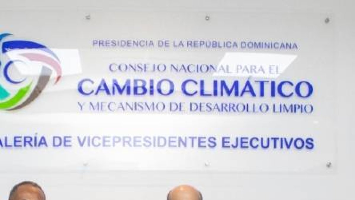 Max Puig, vicepresidente del Consejo Nacional para el Cambio Climático y Mecanismo de Desarrollo Limpio, CNCCMDL, Euren Cuevas Medina, director ejecutivo del Instituto de Abogados para la Protección del Medio Ambiente, INSAPROMA, y Enrique de León, vocero del Comité Nacional de Lucha Contra el Cambio Climático, CNLCC, suscriben el convenio de cooperación interinstitucional.  Funcionarios del CNCCMDL y miembros de INSAPROMA y del CNLCC, posan junto a Max Puig, al final del acto de firma del convenio de cooperación interinstitucional suscrito por las entidades en la mañana de hoy.  Hoy/Fuente Externa 18/02/21
