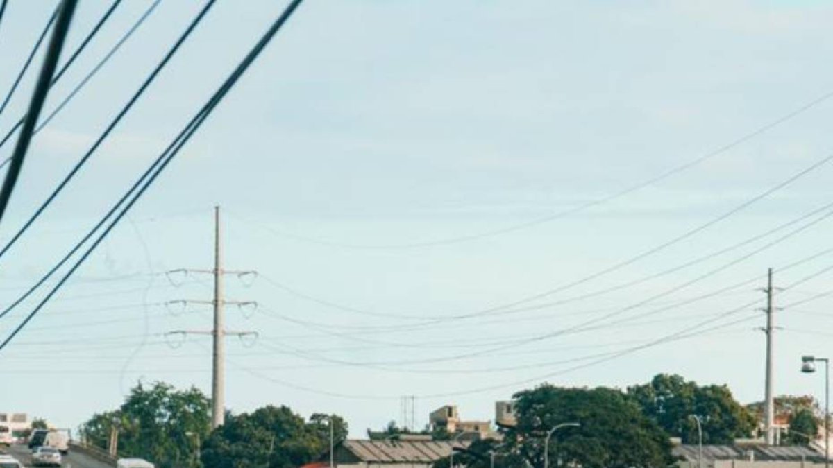 San Cristóbal, Haina. -  La Asociación de Industrias y Empresas de Haina y Región Sur (AIEHaina y Región Sur) demandó de las autoridades competentes la solución de los extensos tapones vehiculares que se están originando en el peaje del kilómetro 12 de la Carretera Sánchez.
La entidad empresarial sostuvo que en ese punto de acceso al distrito industrial severifican descontroles y desórdenes que incluyen estacionamientos inapropiados en el entorno de vehículos pesados.  Hoy/Fuente Externa 24/01/21