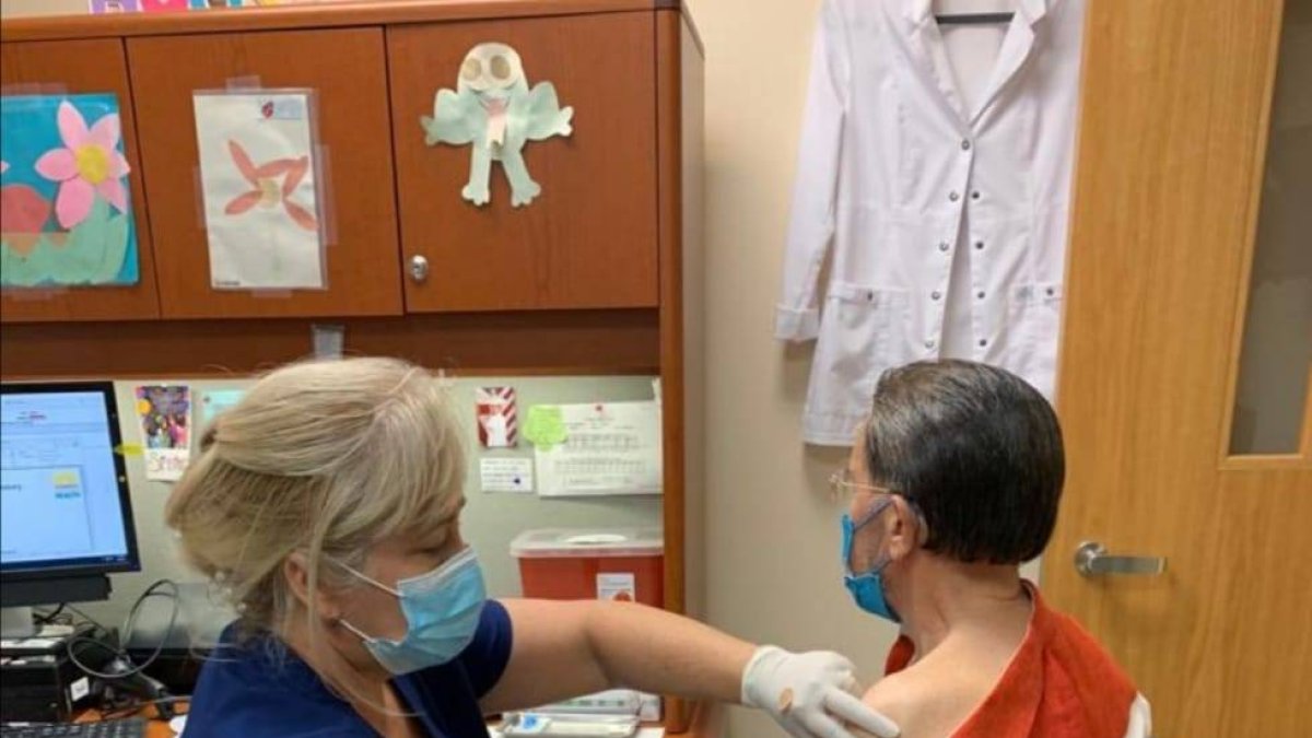 Amable Aristy Castro, al ser vacunado contra COVID-19.
