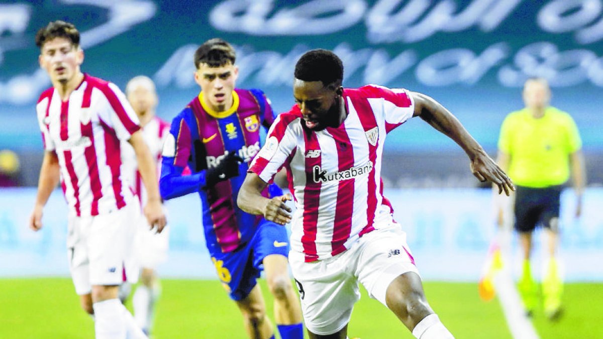 Athletic Bilbao's Inaki Williams, foreground, controls the ball during the Spanish Supercopa final soccer match between FC Barcelona and Athletic Bilbao at La Cartuja stadium in Seville, Spain, Sunday, Jan. 17, 2021. (AP Photo/Miguel Morenatti)