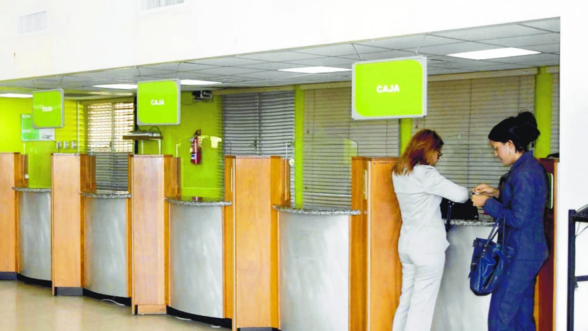 Las cajas de pago de rentas interna se observan vacias nadie acude a obtener el marbete para su vehiculo/15-10-09/foto El Día José de León