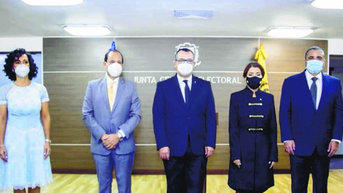 El Pleno de la Junta Central Electoral (JCE), encabezado por el magistrado Román Jáquez Liranzo, sostuvo ayer su primera sesión administrativa ordinaria, en la cual se definieron las comisiones de trabajo, entre otros aspectos administrativos.Fuente Externa