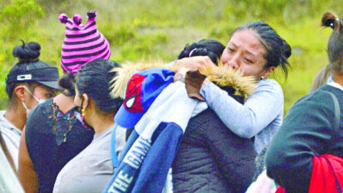 Familiares de presos se reúnen afuera de la cárcel de Turi donde estalló un motín de reclusos en Cuenca, Ecuador, el martes 23 de febrero de 2021. Estallaron disturbios mortales en las cárceles de tres ciudades del país debido a peleas entre bandas rivales, según la policía. (AP Foto/Marcelo Suquilanda)