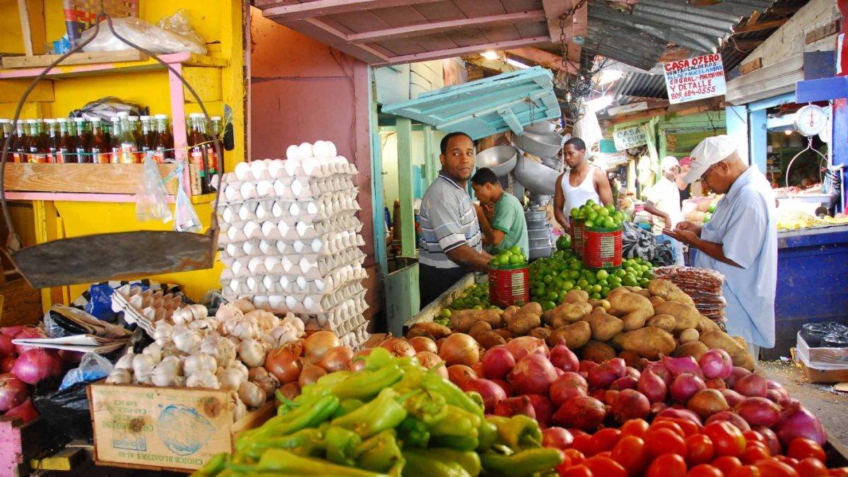 Los precios de los principales rubros agrícolas, incluidos las frutas, experimentaron en los últimos 15 días alza sustancial en el Mercado Nuevo y otros, debido a la constante desaceleración de la demanda que afecta a la Terminal comercial, combinada con una bonanza en la cosecha, según comerciantes y dependiente de sus negocios.
SANTO DOMINGO Republica Dominicana. 15 de febrero de 2008. Foto Pedro Sosa