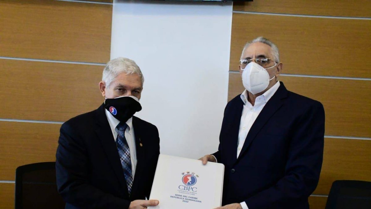 El Comisionado de Béisbol del Caribe, Juan Francisco Puello Herrera entrega el Manual de Operaciones al presidente de la LIDOM, licenciado Vitelio Mejía Ortíz.