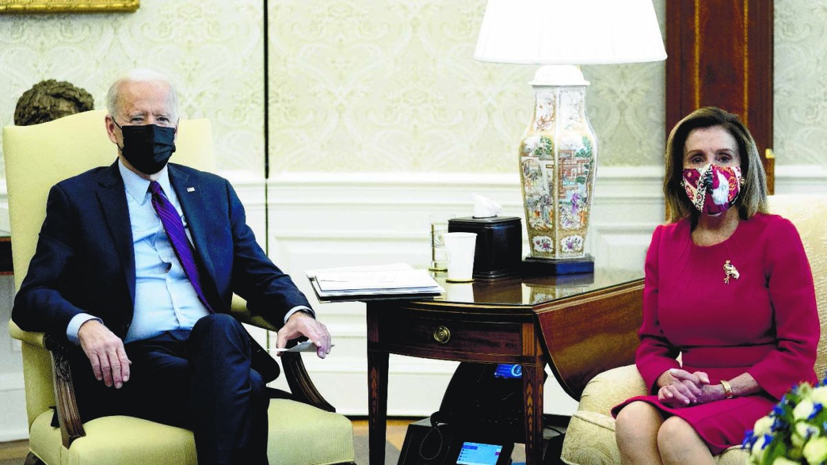Washington (United States), 05/02/2021.- U.S. President Joe Biden (L) speaks during a meeting with Vice President Kamala Harris, Speaker of the House Nancy Pelosi (R), and the Chairs of the House committees to discuss a coronavirus relief package in the Oval Office of the White House in Washington, DC, USA, 05 February 2021. Earlier in the day the Senate approved President Biden's 1.9 trillion US dollars coronavirus stimulus package. (Lanzamiento de disco, Estados Unidos) EFE/EPA/STEFANI REYNOLDS / POOL