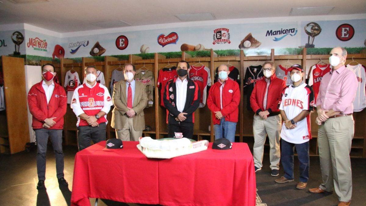 Desde la izquierda, Kai Schoenhals, Eduardo Najri, Felipe Vicini, José Miguel Bonetti, Luis Manuel Bonetti, Otto Obritzhauser, Luis Armando García y José Luis Venta