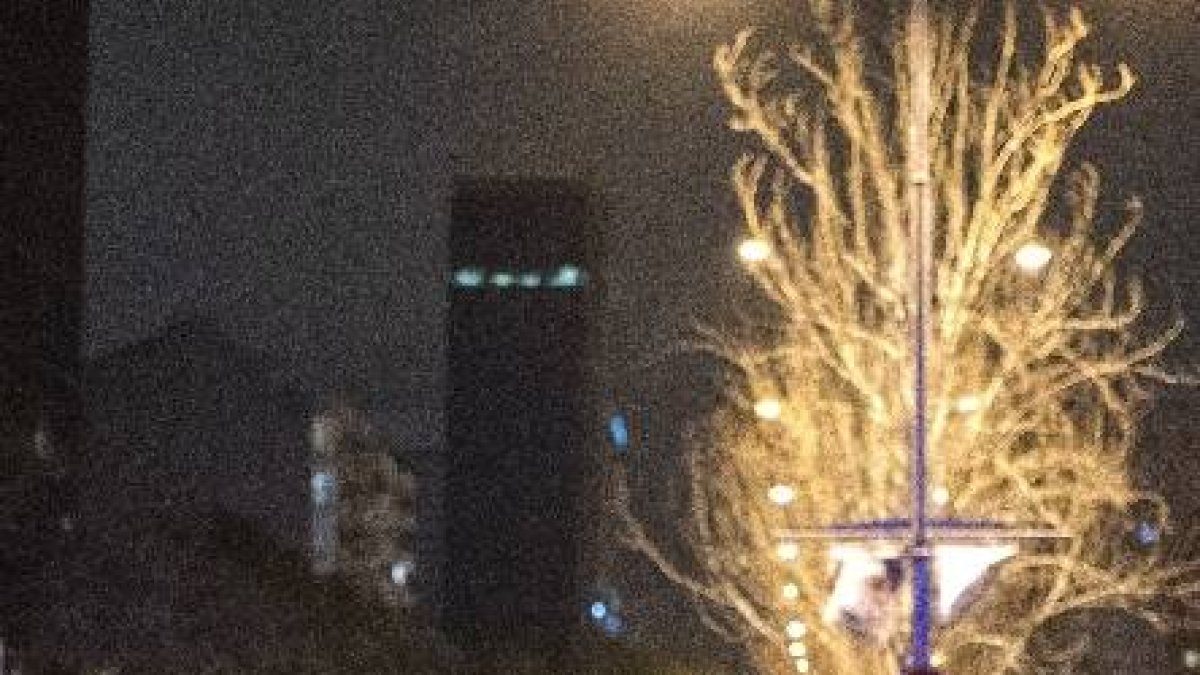 Manifestantes marchan durante una protesta contra el arresto del rapero Pablo Hasél, en Barcelona, el domingo 21 de febrero de 2021. (AP Foto/Emilio Morenatti)