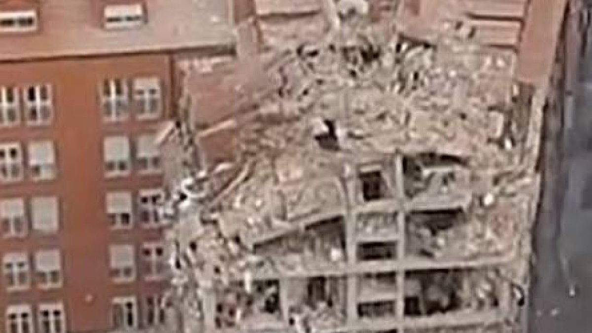 Madrid (Spain), 20/01/2021.- A frame grab from a handout video released by Spanish National Police shows an aerial view of Toledo street in Madrid, Spain, 20 January 2021, after a strong gas explosion caused the collapse of part of a building close to the Virgin of La Paloma church. At least three people died due to the explosion, according to reports. (España) EFE/EPA/HANDOUT HANDOUT EDITORIAL USE ONLY/NO SALES
