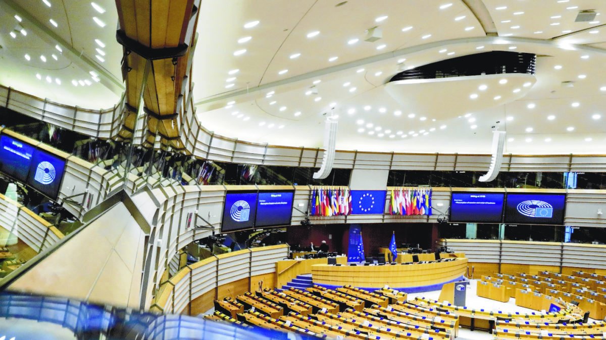 Brussels (Belgium), 18/01/2021.- The hemicycle of the European Parliament is reflected ahead of a plenary session in Brussels, Belgium, 18 January 2021. Important topic of the EU Parliament's plenary will be Covid-19 Vaccines as well as Portugal Presidency of the European Council with the visit of Portuguese Prime Minister Antonio Costa on 20 January 2021. (Bélgica, Bruselas) EFE/EPA/OLIVIER HOSLET