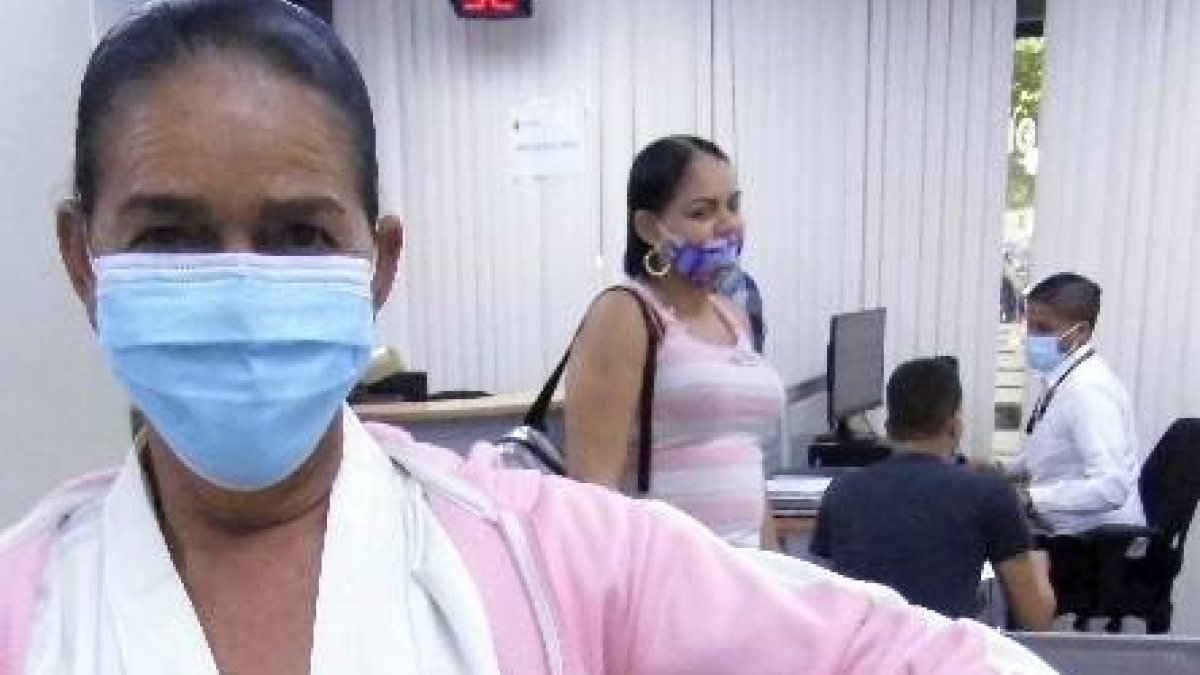 Doña Dolores exhibe su nueva cedula. Foto/ Fuente Externa