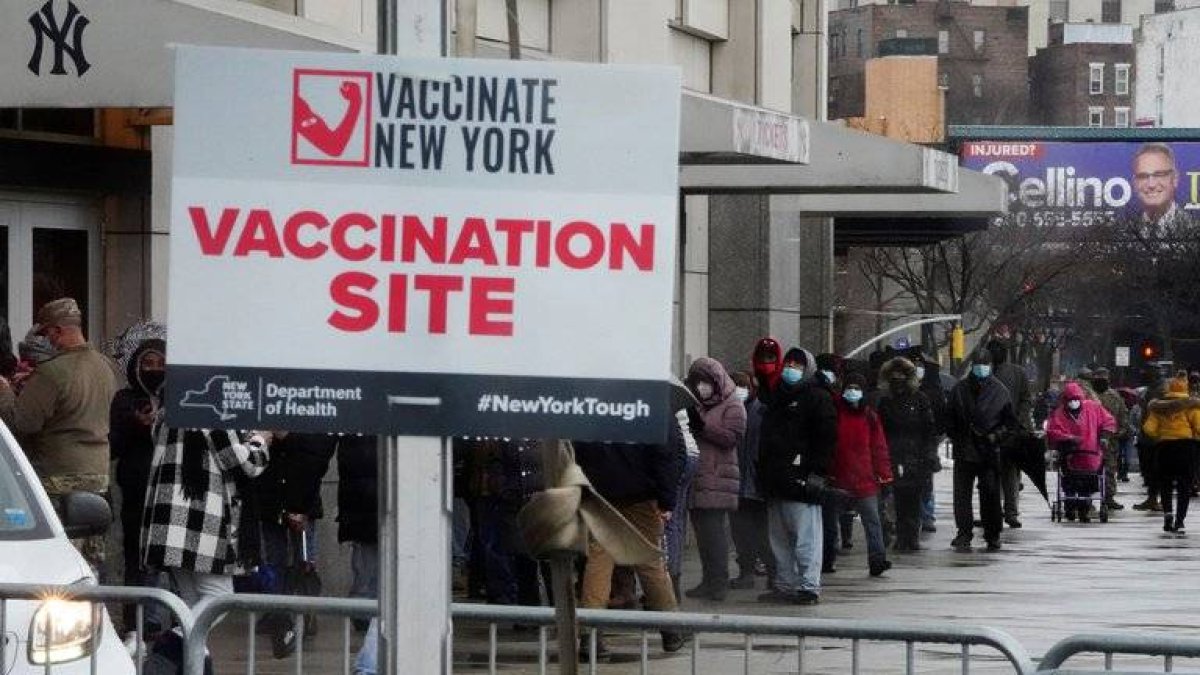 La gente hace cola fuera del estadio de los Yankees para vacunarse en contra el coronavirus en el barrio del Bronx de Nueva York, Nueva York (Reuters)