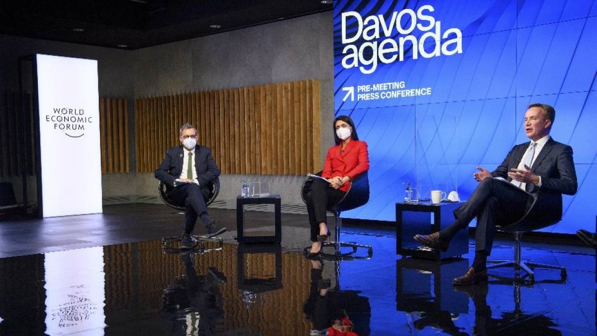 Cologny (Switzerland Schweiz Suisse), 18/01/2021.- From right, Norwegian Borge Brende, President and Member of the Managing Board of the World Economic Forum, WEF, Saadia Zahidi, managing director of the World Economic Forum's Centre for the New Economy and Society and Dominic Kailash Nath Waughray, managing director of the World Economic Forum, WEF, speak during a virtual press conference to preview the Davos Agenda 2021, in Cologny near Geneva, during the coronavirus disease (COVID-19) outbreak, in Geneva, Switzerland, 18 January 2021. The Davos Agenda, from 25 to 29 January 2021, is an online mobilization of global leaders to shape the principles, policies and partnerships needed in this challenging new context. The World Economic Forum will hold its 2021 annual meeting in Singapore, from 25-28 May, instead of its traditional home in Davos in January, which is battling a rising number of coronavirus infections. (Singapur, Suiza, Ginebra, Singapur) EFE/EPA/LAURENT GILLIERON