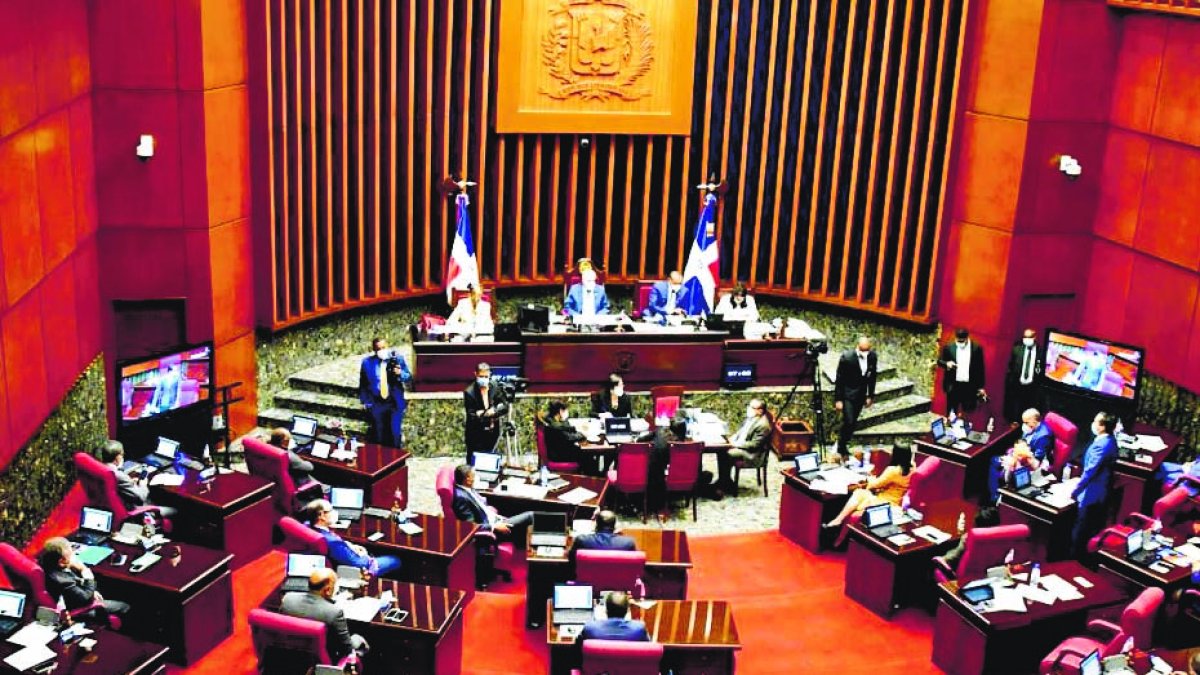 El Senado de la República declaró de urgencia y aprobó en dos lecturas consecutivas el proyecto que modifica el artículo 6 de la Ley No.340-06, sobre Compras y Contrataciones de Bienes, Servicios, Obras y Concesiones del Estado.
La senadora Faride Raful (Distrito Nacional) solicitó al Pleno Senatorial que la pieza legislativa sea incluida en el orden del día y declarada de urgencia.
La iniciativa señala que se hace necesario que el Estado dominicano cuente con mecanismos ágiles y efectivos que le permitan adquirir y contratar la compra de vacunas, las cuales resultan indispensables para garantizar una adecuada respuesta en el tratamiento y erradicación de epidemias o pandemias declaradas como tales, y en consecuencia salvaguardar la vida humana, lo cual constituye una responsabilidad fundamental del Estado. Hoy/Fuente Externa 19/01/21