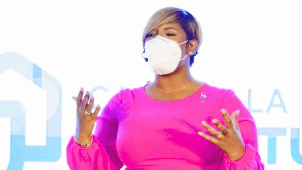 Santiago de los Caballeros.- El Ministerio de la Juventud de la República Dominicana presentó el proyecto Casas de la Juventud, iniciativa que promueve el desarrollo integral de los jóvenes y que pone a disposición gratuita las herramientas necesarias para el desempeño profesional de la población juvenil dominicana. “Las Casas de la Juventud son nuestro proyecto macro, a través de ellas se implementan todos los programas disponibles en el Ministerio de la Juventud, como son “Puntos Tecnológicos”, “RD Talentosa”, “Banco de Empleos” y “Capacitech”. Estamos más que comprometidos con la capacitación de nuestros jóvenes”, expresó la ministra de la Juventud, Luz del Alba Jiménez. Hoy/Fuente Externa 08/02/21