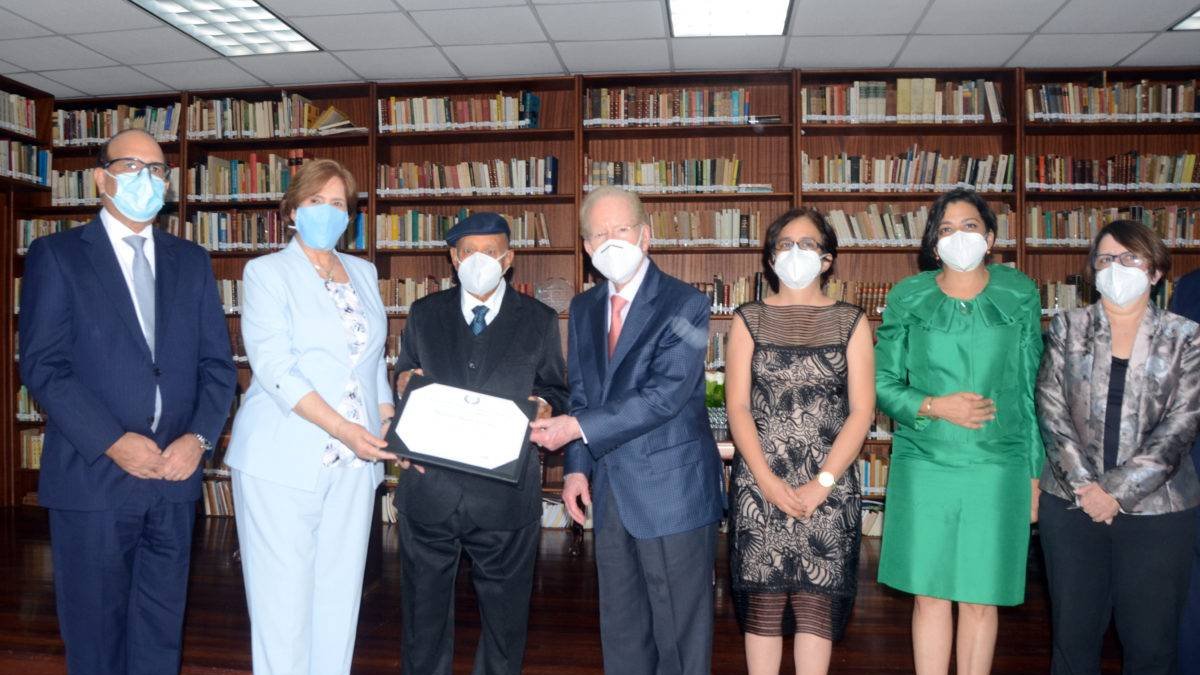 El Pais/  El escritor e investigador, Manuel Mora Serrano, fue el ganador del Premio Nacional de Literatura  , en la Fundacion Corroipio recibe el reconocimeinto del Empresario Jose Luis Corripio Estrada ,En la Fundacion corripio ,HOy/Jose Francisco ,8-4-2021