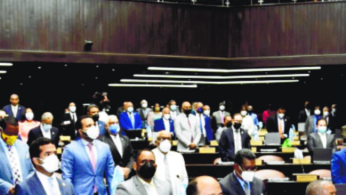 Diputados hacen minuto de silencio por muerte de artista Charley Amarante.  Hoy/Fuente Externa 13/04/21