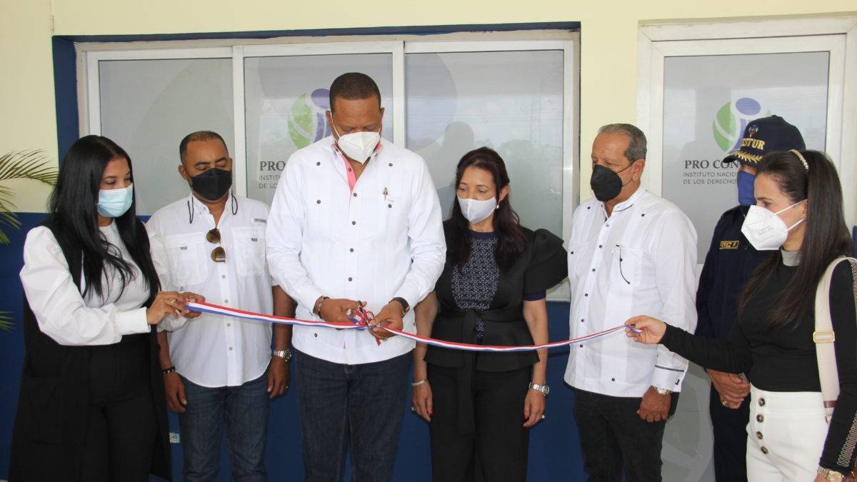 (Foto) PUNTA CANA, La Altagracia.- El director ejecutivo de Pro Consumidor, Eddy Alcántara, corta la cinta que deja inaugurada la oficina de la entidad en esta comunidad.