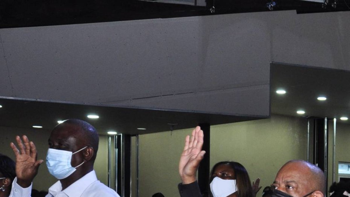 El pais.Rinden culto memorial a la pareja cristiana acribillada por policías, Eliza murió junto a su esposo Joel Díaz, en la Iglesia Tabernaculo de Oración San Vicente de Paul.Hoy/Pablo Matos  16-4-2021