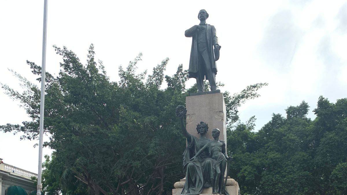 En el centro, el presidente del Instituto Duartiano, Wilson Gómez Ramírez, se dirige a los presentes. Le acompañan, desde la izquierda, Víctor Zabala, José Pilía Moreno Duarte, Rosanna Féliz Obregón y Jacinto Pichardo, directivos de ese organismo.