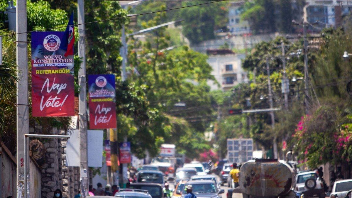 AME1094. PUERTO PRÍNCIPE (HAITÍ), 27/05/2021.- Vista hoy de carteles que convocan a participar del referéndum que impulsa el presidente Jovenel Moise, en Puerto Príncipe (Haití). El Gobierno de Jovenel Moise avanza en solitario hacia la organización del referéndum del próximo 27 de junio en Haití, con el que quiere aprobar una nueva Constitución, que no cuenta con el apoyo de la oposición ni de la comunidad internacional. EFE/ JEAN MARC HERVE ABELARD