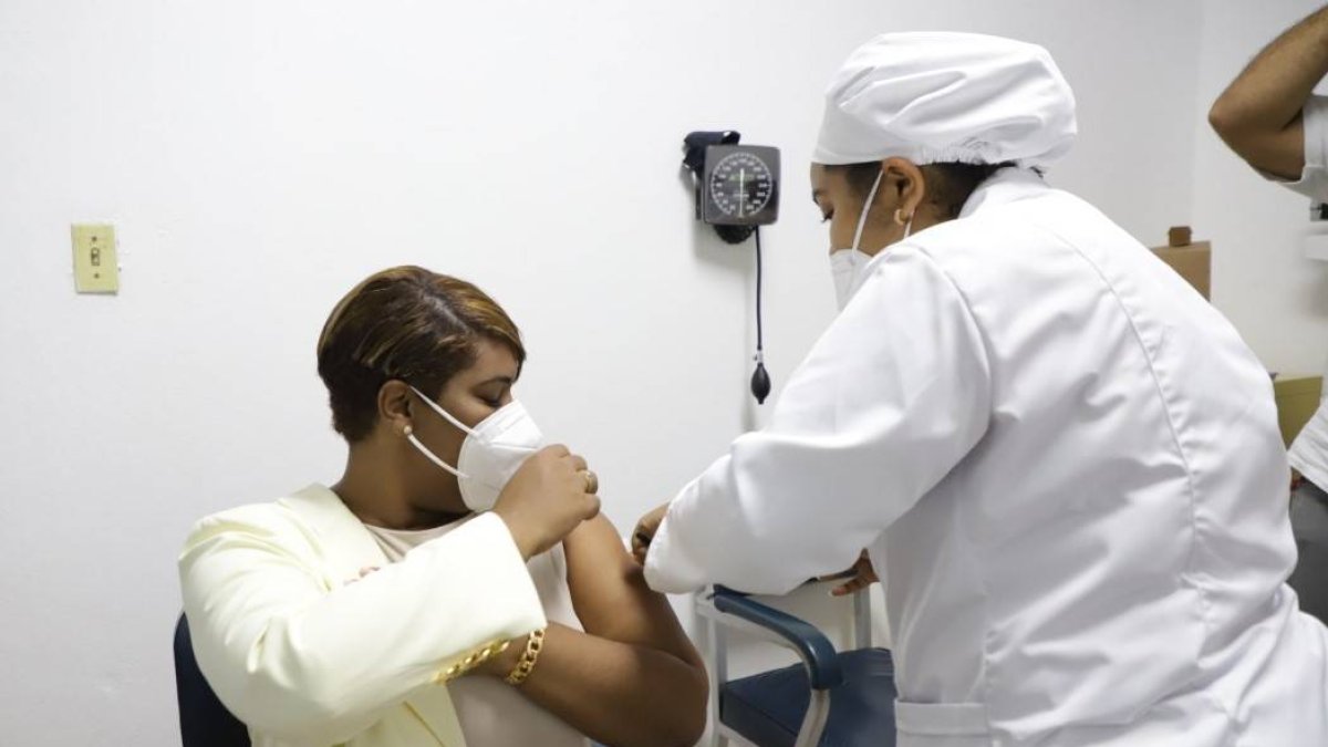 La-ministra-de-la-Juventud-mientras-recibe-la-primera-dosis-de-la-vacuna-contra-el-COVID