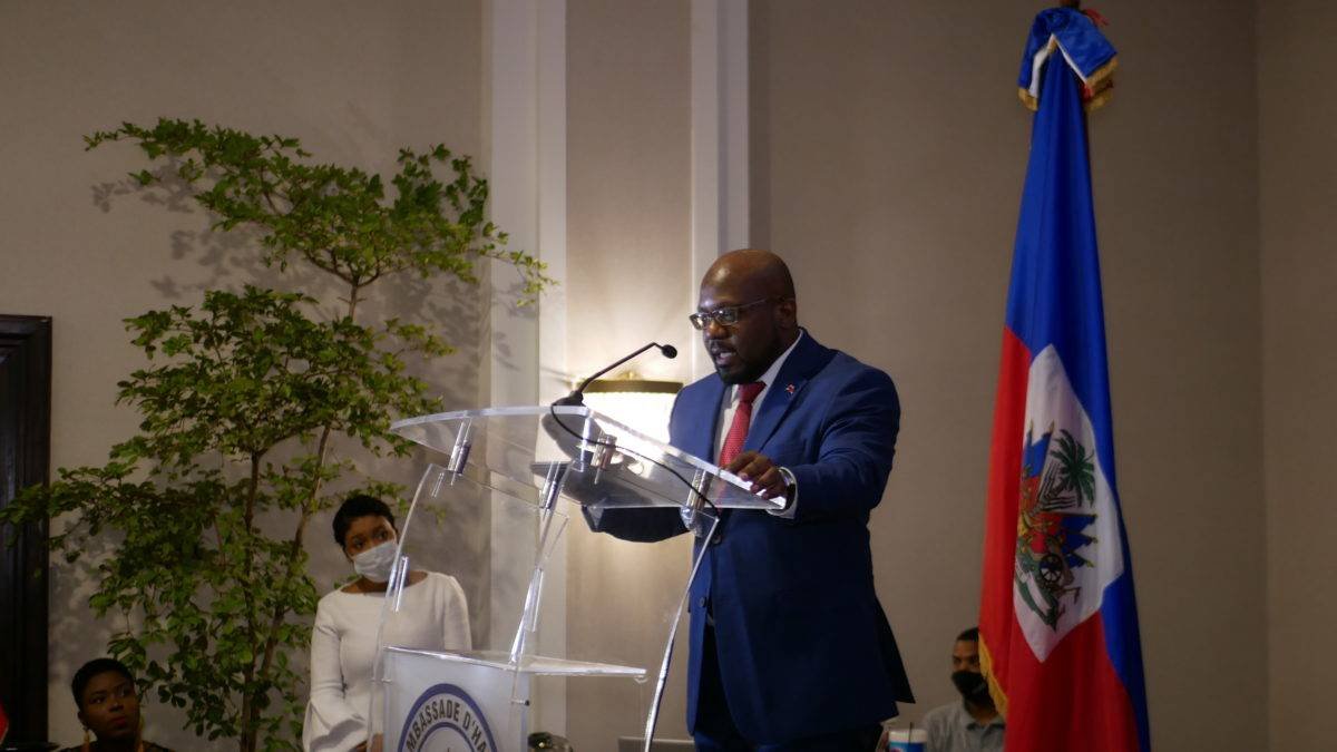 Embajador-Smith-Augustin-pronuncia-las-palabras-centrales-del-acto-en-honor-a-la-bandera-haitiana-celebrado-en-el-hotel-El-Embajador