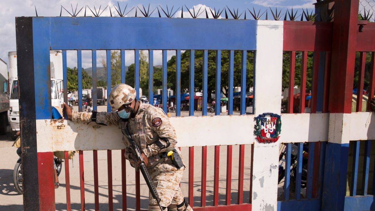 Las autoridades dominicanas dispusieron un refuerzo de la seguridad en la frontera con Haití.Archivo. EFE/ Orlando Barría