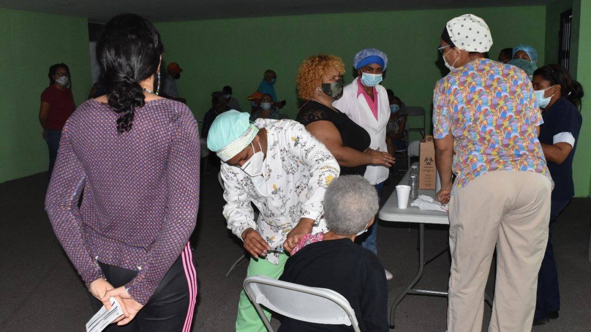 Foto de archivo. Recorrido por los diferentes centros de vacunación del Distrito Nacional .