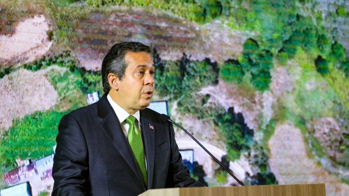 En ese entonces, la medida no contemplaba de manera taxativa la prohibición de nuevos enclaves agrícolas. En ese sentido, aún se evidencia la presencia de asentamientos agrícolas dentro del área protegida, principalmente en la vertiente sur, donde la pasada administración no desarrolló acciones para completar el rescate de Valle Nuevo.