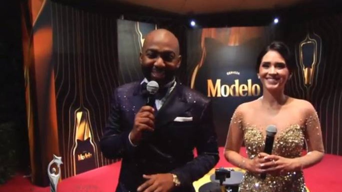 Presentadores del pre show de los Premios Soberano 2021.