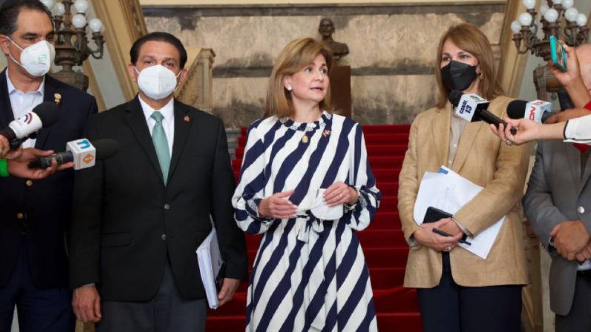 La vicepresidenta de la República, Raquel Peña, anunció ayer que se aplicará otra dosis de refuerzo contra el COVID-19.