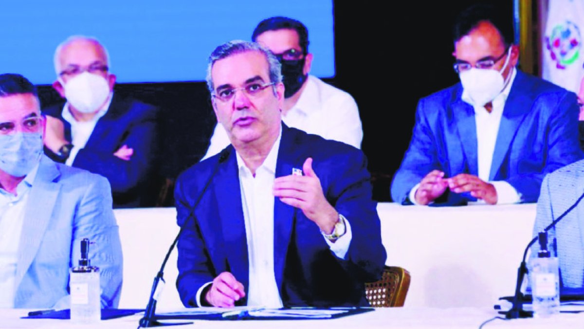 El presidente Luis Abinader anunció este martes el congelamiento de los precios de los combustibles por un mes, en favor del consumidor final, sin importar fluctuaciones en los mercados internacionales.
La decisión forma parte de las primeras medidas a corto plazo tomadas para enfrentar las alzas de precios a nivel internacional que impactan en la economía nacional y a toda la población.    Hoy/Fuente Externa 06/07/21