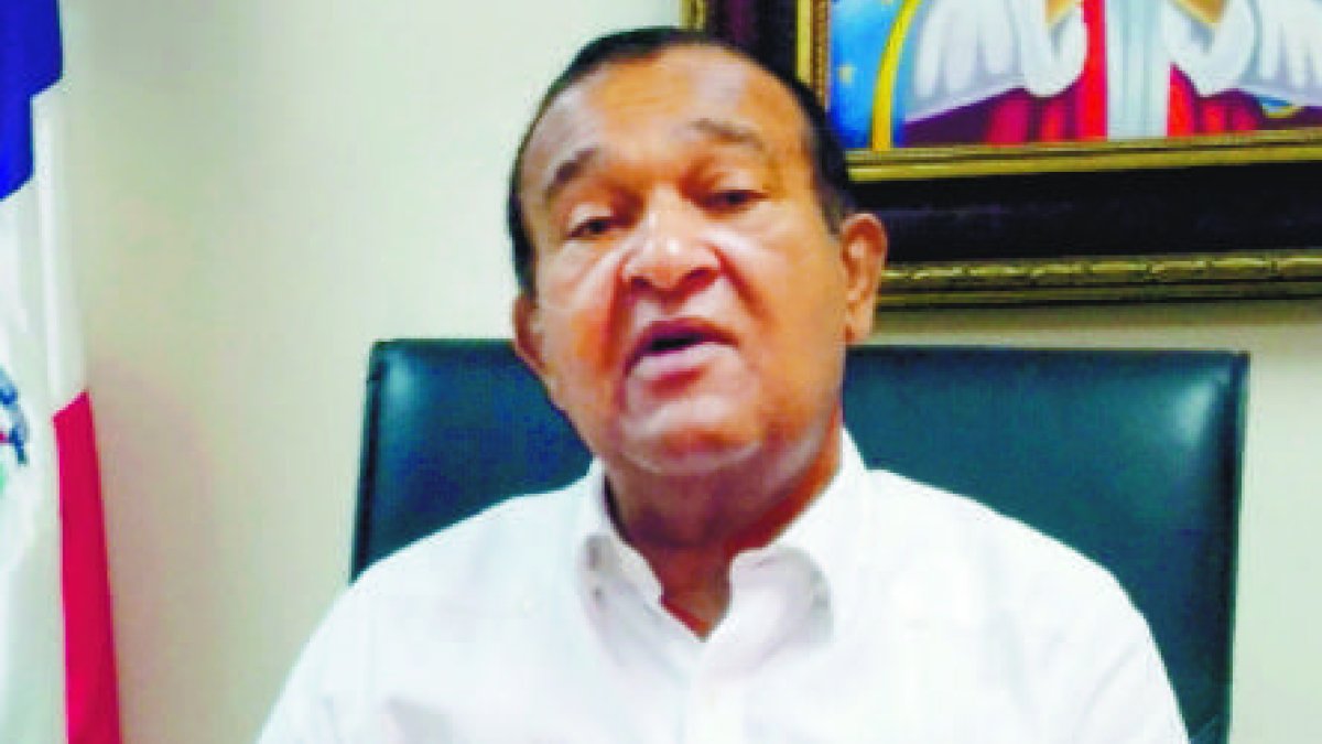 Senador Antonio Marte en su despacho del Congreso Nacional.  Hoy/Fuente Externa 11/03/21