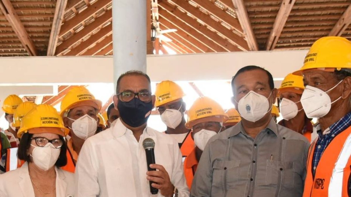 Ministro de Obras Públicas con autoridades de Santiago Rodríguez.
Externa