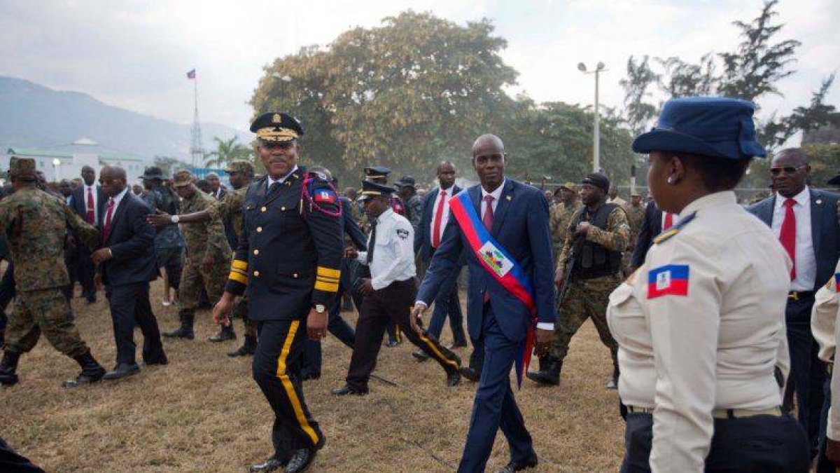 en-esta-fotografia-archivo-del-7-febrero-2017-el-presidente-haitiano-jovenel-moise-camina-acompanado-el-jefe-policial-michel-ange-gedeon-el-palacio-nacional-su-ceremonia-juramentacion-el-parlamento-puerto
