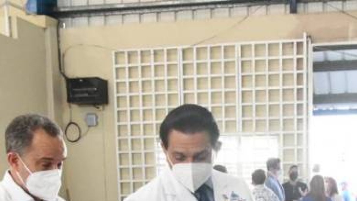 Nagua, Prov. María Trinidad Sánchez. - El ministro de Salud Pública Dr.Daniel Rivera visitó este viernes centros de vacunación de este municipio donde supervisó los procesos de vacunación y toma de muestras para prevención del virus SARS CoV-2.
La visita inició en el Polideportivo de Nagua, donde está instalado uno de los principales centros de vacunación y puesto fijo de toma de muestras de antígenos y PCR. Aquí sostuvo un encuentro con las autoridades locales quienes explicaron los avances en el Plan de Vacunación y toma de muestras, así como otras acciones de salud para prevenir la incidencia de otras enfermedades. Hoy/Fuente Externa 27/08/21