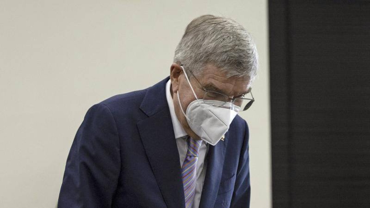 El presidente del COI, Thomas Bach, inclina la cabeza ante la presidenta de Tokio 2020, Seiko Hashimoto, durante una reunión en la sede de Tokio 2020, el 13 de julio de 2021 en Tokio, Japón. (Takashi Aoyama/Pool Photo via AP)