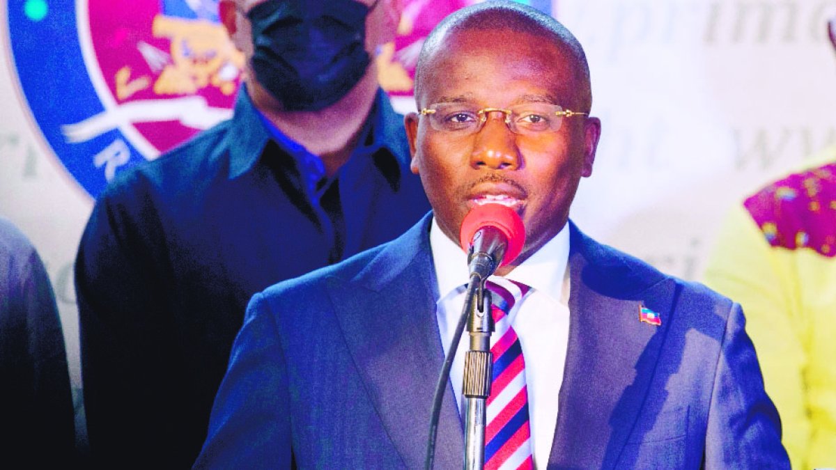 HAI01. PUERTO PRÍNCIPE (HAITÍ), 11/07/2021.- El primer ministro de Haití, Claude Joseph, habla en una rueda de prensa hoy, en Puerto Príncipe (Haití). Las autoridades de Haití anunciaron este domingo la detención de uno de los supuestos autores intelectuales del asesinato del presidente Jovenel Moise, Christian Emmanuel Sanon, un médico residente en Florida, EE.UU. EFE/Orlando Barría