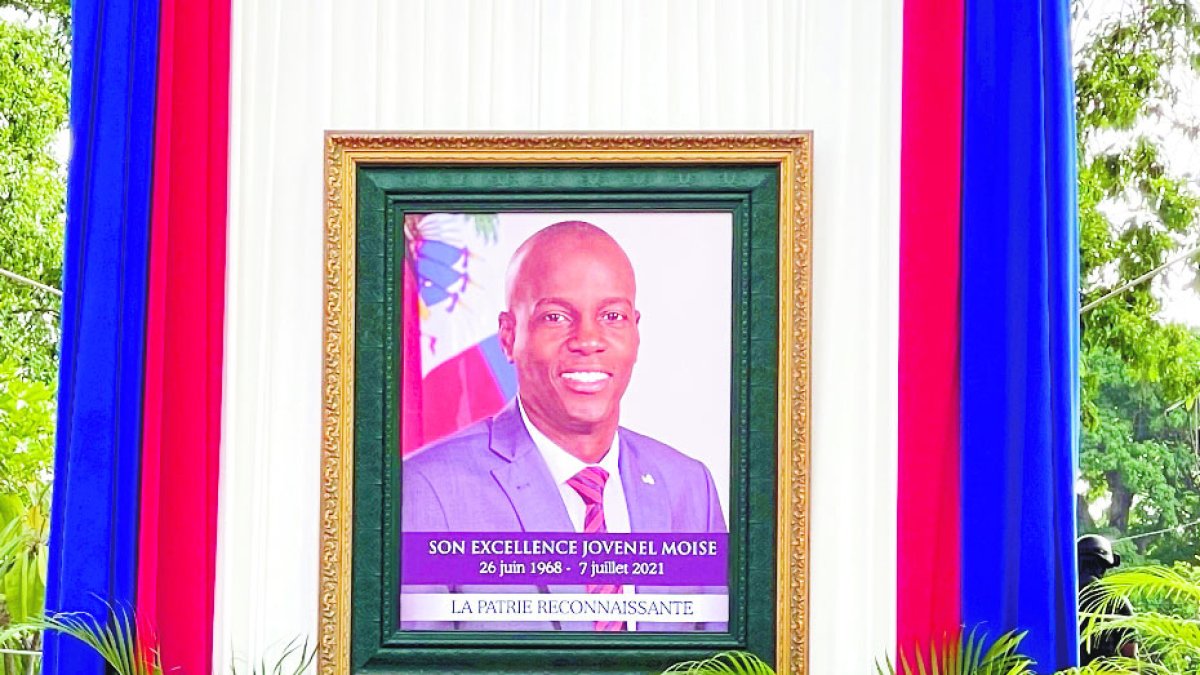 AME4156. PUERTO PRÍNCIPE (HAITÍ), 21/07/2021.- Martine Moise (i), viuda del presidente haitiano, Jovenel Moise, participa en una ceremonia en los jardines del Panteón Nacional, hoy, en Puerto Príncipe (Haití). Martine Moise, la viuda del presidente haitiano Jovenel Moise, asesinado hace dos semanas, recibió este miércoles las condolencias por parte de varios políticos en una ceremonia con aforo limitado en Puerto Príncipe. EFE/ Jean Marc Hervé Abelard