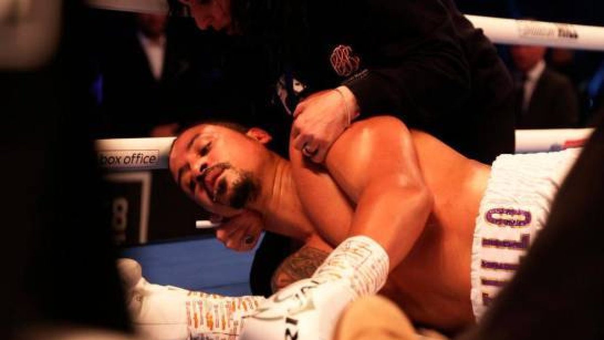 El dominicano cayó tendido luego del derechazo del británico.