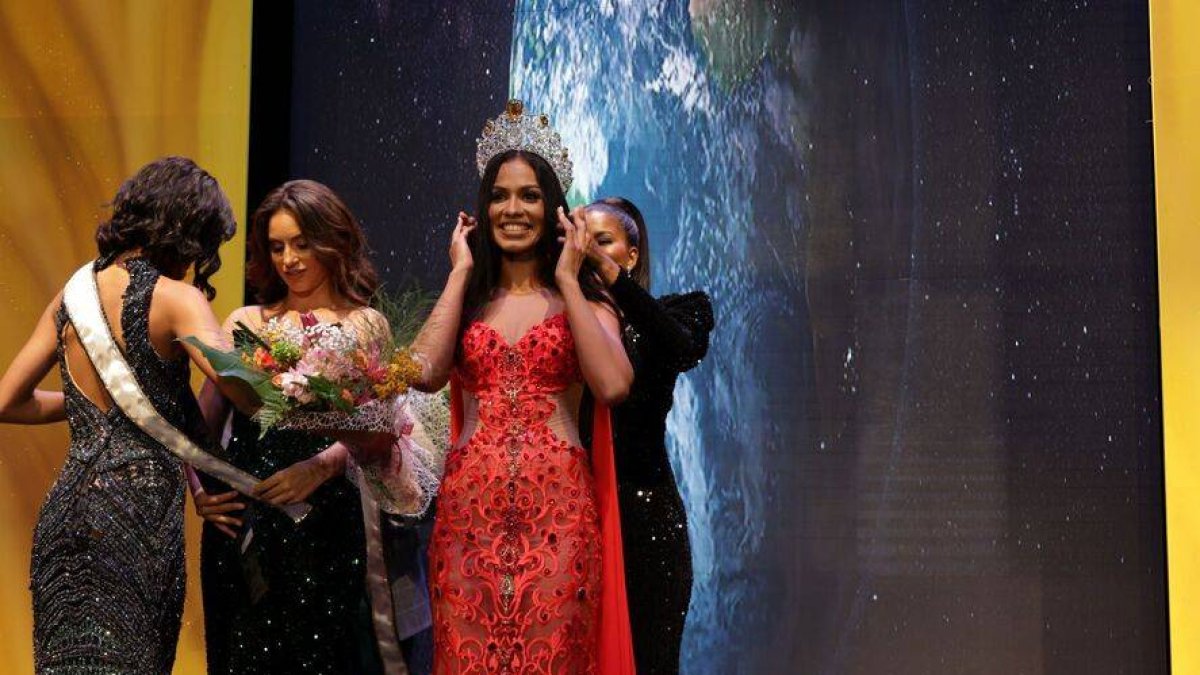 Principal 3 – Nieves Marcano al momento de ser coronada