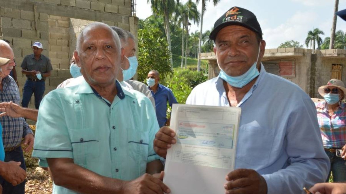 Mártires Montero, sub director del FEDA hace entrega de un cheque de más de seis  millones de pesos al presidente de  la Cooperativa y Servicios Múltiples de Ganaderos de Rio San Juan,  Joselito Rodríguez.