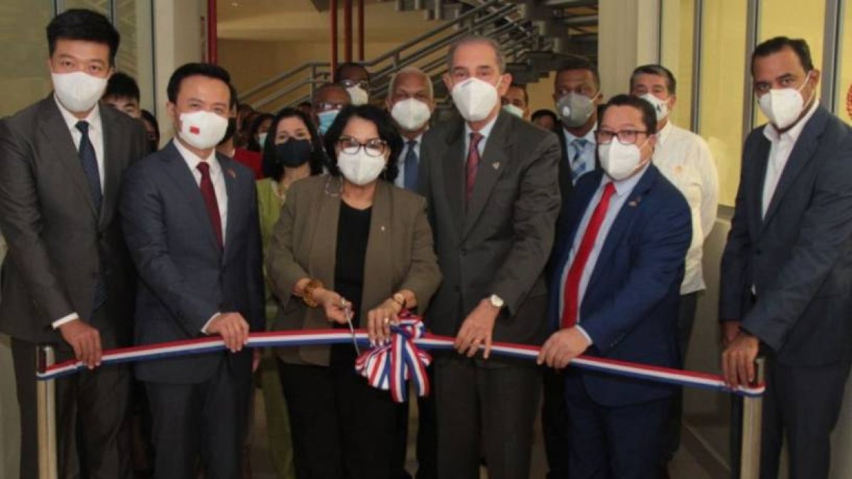 Con el objetivo de construir un ecosistema de talento que impulse la industria de las TIC en la República Dominicana, Huawei Technologies inaugura su Academia TIC en la Universidad Autónoma de Santo Domingo (UASD), como parte del plan de desarrollo de talento en el Caribe en cooperación con esta casa de estudios.
La nueva Academia TIC se materializa gracias a la cooperación con la UASD sumándose a otras iniciativas conjuntas que forman parte del Programa de Desarrollo de Talento TIC de Huawei en el país que incluyen pasantías, ICT Competition y webinars, a través de las cuales se facilitan herramientas a profesores, estudiantes y funcionarios públicos para formarse, prepararse en distintas ramas de la tecnología y ayudar a República Dominicana en su camino hacia la transformación digital. Caiyifan, Zhang Run, Emma Polanco, Franklin Garcia Fermn y Amparo Ce¦üspedes. Hoy/Fuente Externa 27/09/21