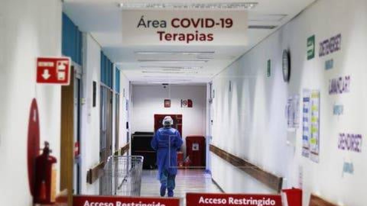 Vista general del área COVID-19 en un hospital en una imagen de archivo. EFE/José Pazos