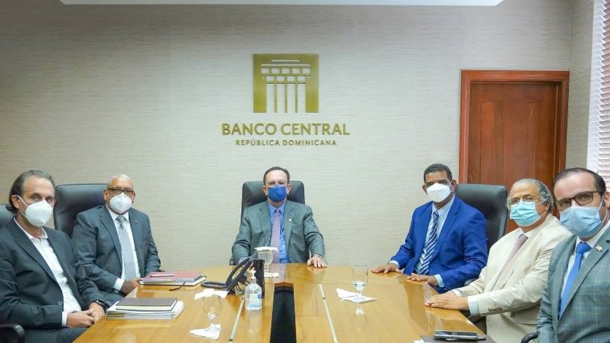 Equipo del Banco Central y de la Dirección Minería.