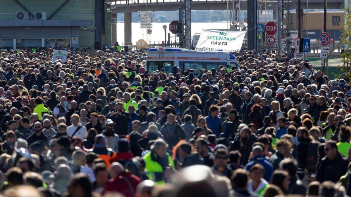 Vista parcial de las personas que se manifestaron en Trieste, Italia, en contra del pase de salud.  EFE