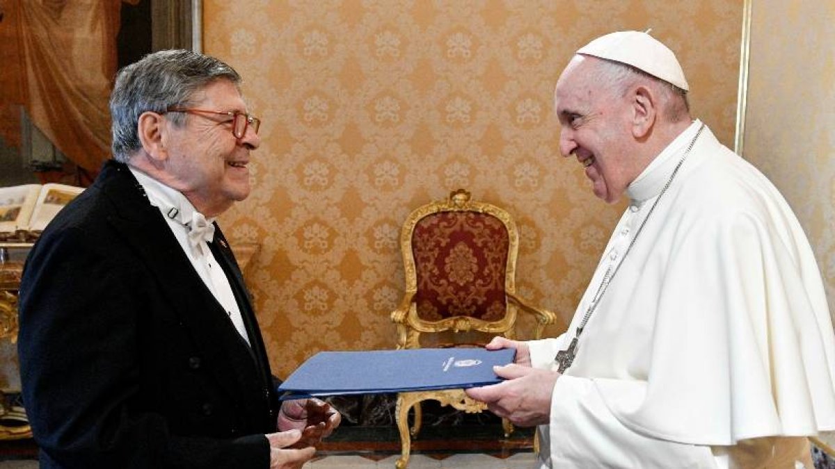 Vatican City (Vatican City State (holy See)), 23/09/2021.- A handout picture provided by the Vatican Media shows Pope Francis receiving the credential letters from new ambassador to the Holy See Luis Emilio Montalvo of the Dominican Republic in Vatican, 23 September 2021. (Papa, República Dominicana, Santa Sede) EFE/EPA/VATICAN MEDIA HANDOUT HANDOUT EDITORIAL USE ONLY/NO SALES